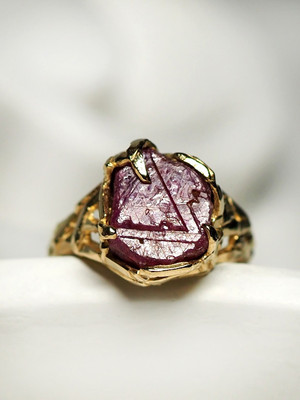 Кольцо с кристаллом рубина в золоте