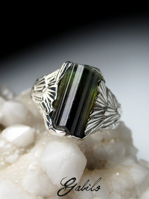 Кольцо с полихромным кристаллом турмалина