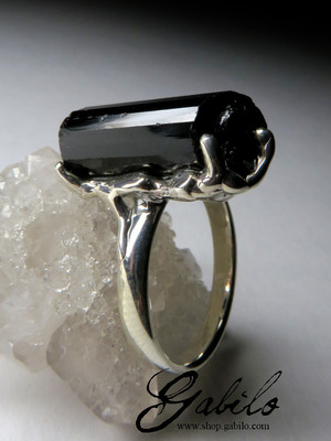 Кольцо с кристаллом черного турмалина