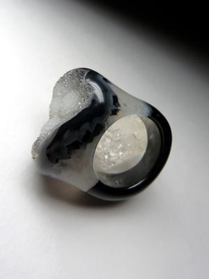 Кольцо из цельного кварца с кристаллами