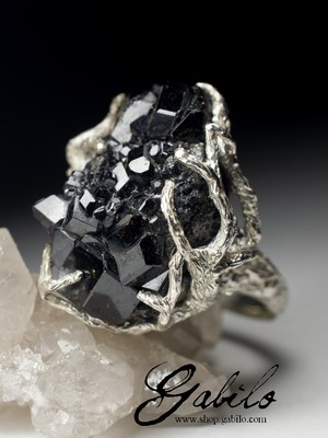 Серебряное кольцо с меланитом