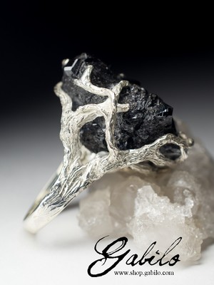 Серебряное кольцо с меланитом