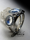 Золотое кольцо с лунными камнями и голубыми бриллиантами