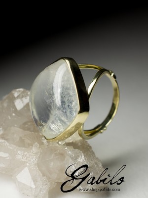 Кольцо с лунным камнем в золоте