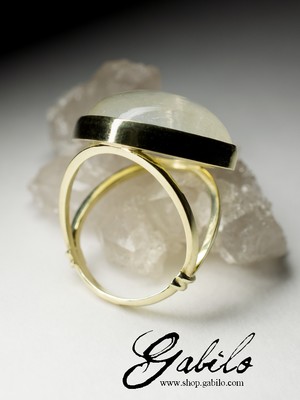 Кольцо с лунным камнем в золоте