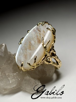 Золотое кольцо с беломоритом лунным камнем