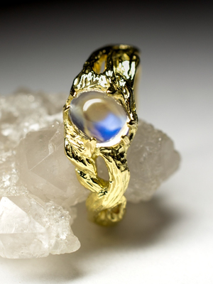Золотое кольцо с адуляром