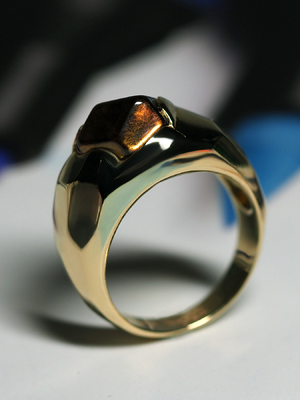 Золотое кольцо с радужным гранатом