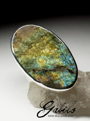 Серебряное кольцо с лабрадором спектролитом