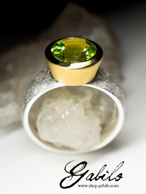 Серебряное кольцо с хризолитом