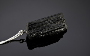 Черный турмалин на серебряном шнуре