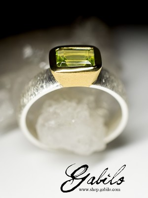 Серебряное кольцо с хризолитом