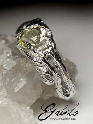 Серебряное кольцо со скаполитом