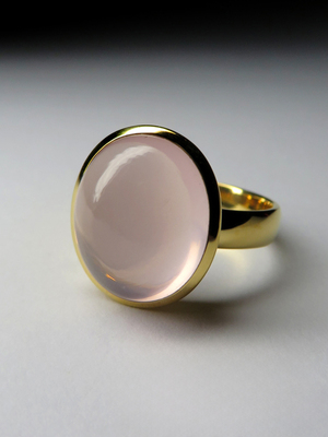 Золотое кольцо с розовым кварцем высшего сорта