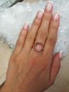 Золотое кольцо с розовым кварцем высшего сорта