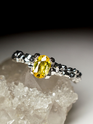 Кольцо с желтым сапфиром в белом золоте