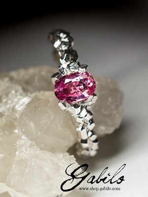 Серебряное кольцо с розовым сапфиром с сертификатом