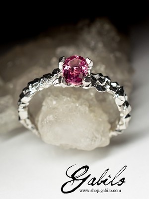 Серебряное кольцо с розовым сапфиром с сертификатом