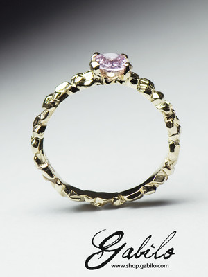 Золотое кольцо с розовым сапфиром