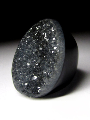 Кольцо из черного цельного агата c кристаллами кварца