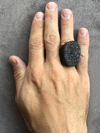 Кольцо из черного цельного агата c кристаллами кварца
