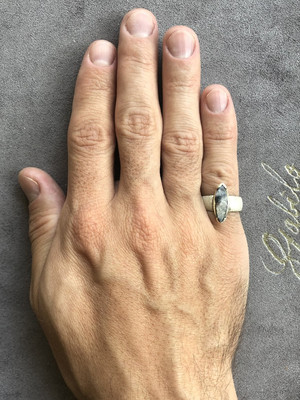 Серебряное кольцо с кристаллом сапфира