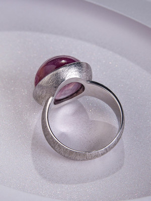 Серебряное кольцо с крупным звездчатым рубином