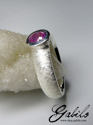 Кольцо с розовым сапфиром в серебре