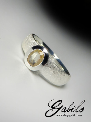 Кольцо с желтым сапфиром в серебре