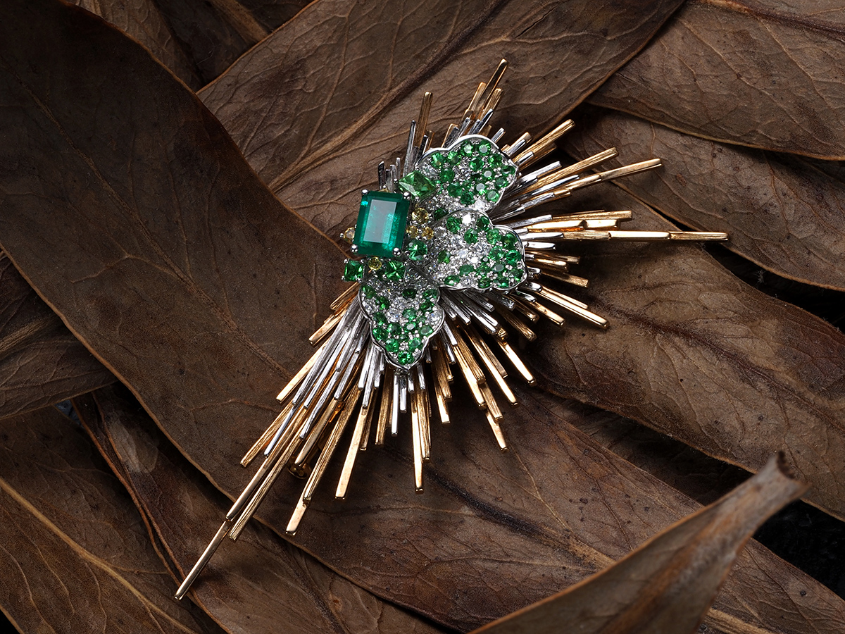 emerald diamonds tsavorite sapphire gold brooch