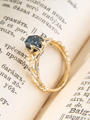 Золотое кольцо с кристаллом Александрита