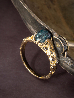 Золотое кольцо с кристаллом Александрита