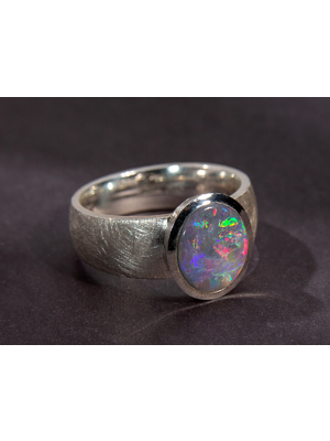 Серебряное кольцо с темным опалом