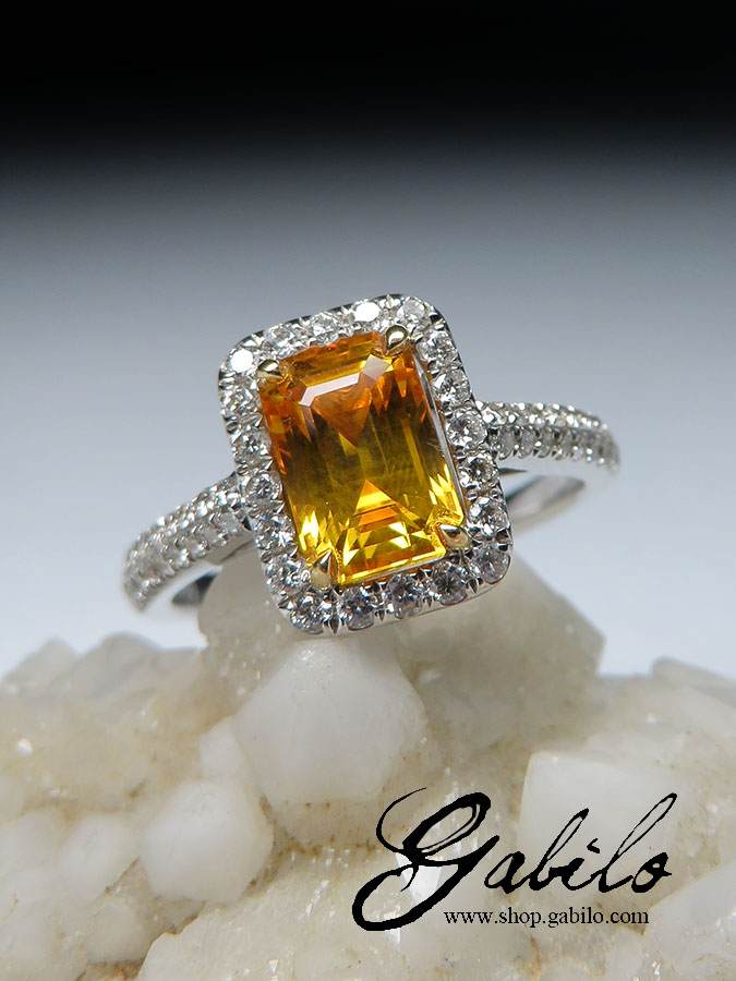 Сертифицированное золотое кольцо с желтым сапфиром и бриллиантами код 11326