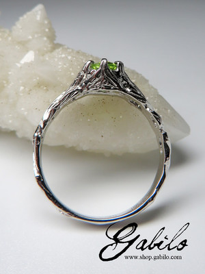 Серебряное кольцо с хризолитом с сертификатом
