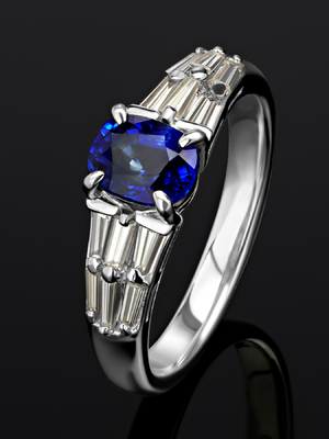 Кольцо с синим сапфиром и бриллиантами в платине