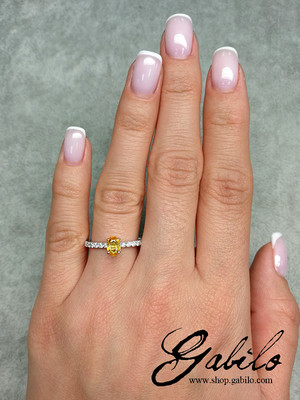 Золотое кольцо с желтым сапфиром и бриллиантами