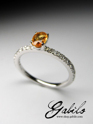 Золотое кольцо с желтым сапфиром и бриллиантами