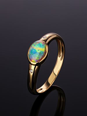 Золотое кольцо с австралийским опалом и бриллиантами
