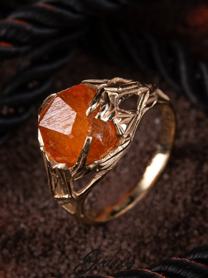 Золотое кольцо с кристаллом спессартина