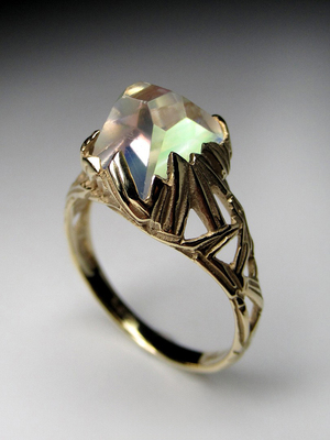 Золотое кольцо с радужным лунным камнем