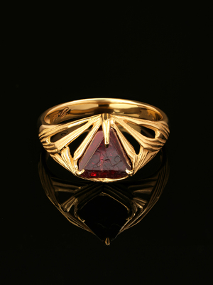 Золотое кольцо с кристаллом красной шпинели