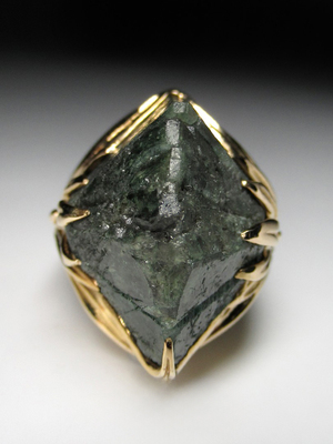 Крупное кольцо с кристаллом александрита