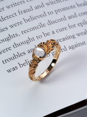 Золотое кольцо с лунным камнем