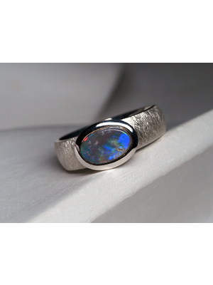 Серебряное кольцо с чёрным опалом