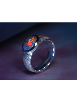 Серебряное кольцо с чёрным опалом