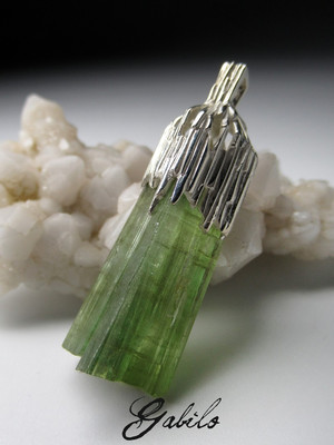 Серебряный кулон с кристаллом зеленого турмалина