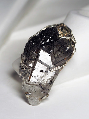 Серебряный кулон с кристаллом кварца с черным турмалином