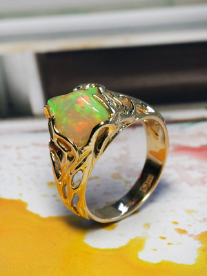 Золотое кольцо с эфиопским опалом
