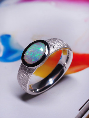 Серебряное кольцо с австралийский опалом